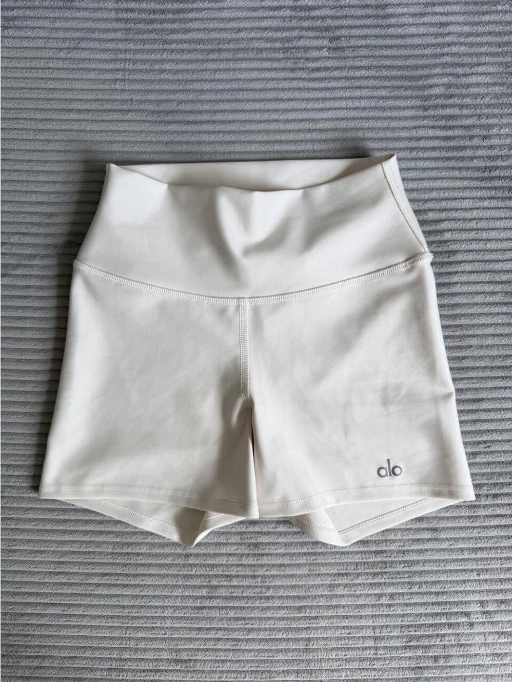 Alo Yoga shorts size XS